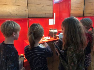 Kinderen bij archeologische vondsten museum wierdenland