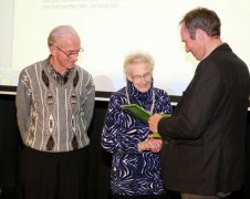 Willem tjebbe oostenbrink opdreugdetroanen-dichter-presenteert-bundel-aan-ouders