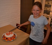 Taart aangesneden door jonge wandelaar (sophie) van de leekstermeerwandeltocht