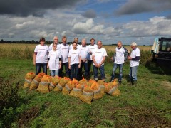 Voedselbank vrijwilligers-bonen-plukken