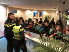 Kids op politiebureau