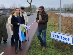 Onthulling naambord schifpot door geertje dijkstra-jacobi en fokko leutscher