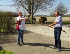 Bert overhandigt bloemetje aan petra