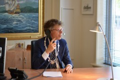 Burgemeester ard van der tuuk aan de telefoon