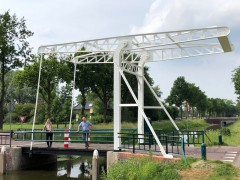 Menno kuiper en geertje dijkstra-jacobi op gerenoveerde ophaalbrug kromme kolk