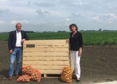 Hans bergsma en elly pastoor bij rolf rozema in niezijl voor startsein voedselakkoord