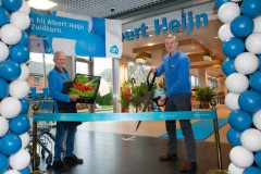 Opening albert heijn zuidhorn, v.l.n.r. groenteman louis klaver, supermarktmanager eric smit. foto -  albert heijn yasmin hargreaves