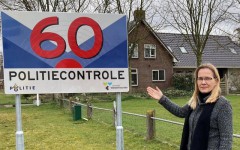 Wethouder geertje dijkstra-jacobi bij attentiebord aan noorderweg leek