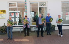 Pand10a-deelt-tulpen-uit