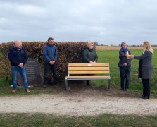 Overdracht bankje bij oorlogsmonument natuurpad 3apr2021