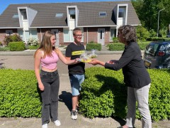 Nix1 wethouder elly pastoor met prijswinnaars lara en damian-1