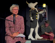 Marianne met kunstwerk margot brekelmans-001