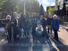 Overhandiging geleidetegel platform toegankelijk wk aan wethouder pieter van der zwan in leek 4okt21-1