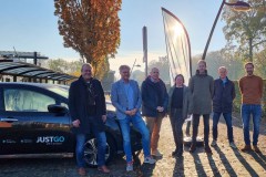 Deelnemers elektrische deelautos op stationspark zuidhorn