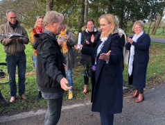 Simon vuyk met open armen ontvangen door wethouder geertje jacobi-dijkstra