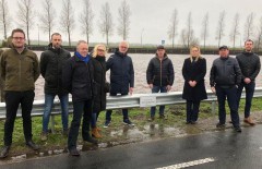 Onthulling gedenkplaatje op vangrail langs van starkenborghkanaal gaarkeuken18feb22-1