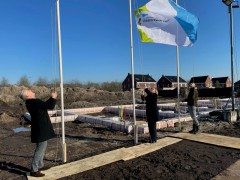 De vlaggen worden gehesen de appelboom leek (vanwonen)