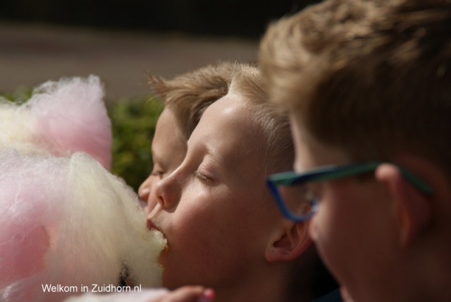 Smullen van een suikerspin in ‘t zonnetje