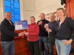 Overhandiging cheque rabo-dorpsbelangen den horn