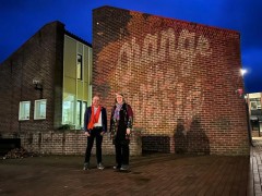 Wethouder bert nederveen en myra eeken-hermansgrootegast met logo orange the world