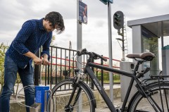 Servicezuilen voor fiets op ov-knooppunten