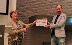 Foto cheque aan stichting sparrow