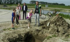Buurtbewoners begraven tijdscapsule-001