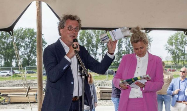 Hans haze en tine-loes hemmes met beide een krant van de regio-001