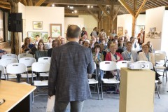 Wethouder bert nederveen voor de groep in het rijtuigenmuseum-001
