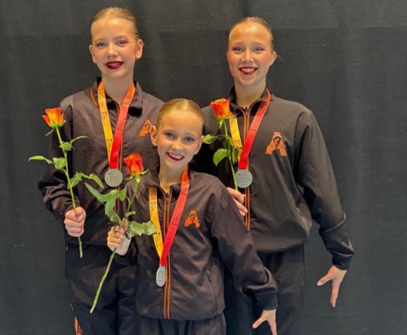 Acro yasmin hilboesen, eefje van der meer en anouk douma