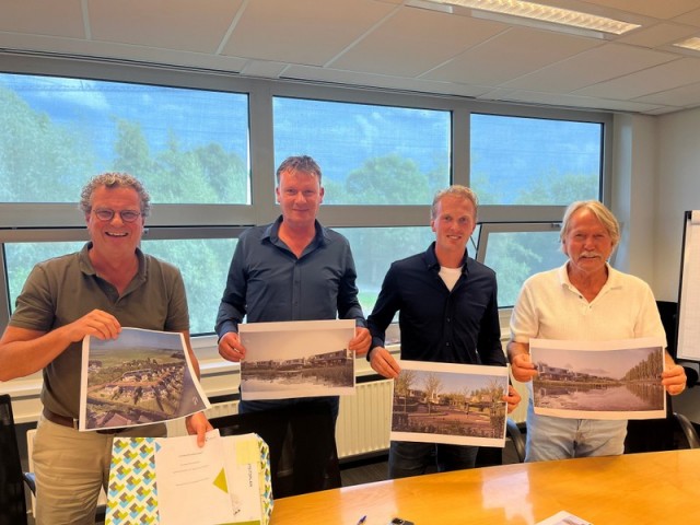 Ondertekening briltil vlnr wethouder hans haze en de initiatiefnemers van de herontwikkeling stuitje van der kooi en spijkerman