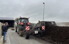 Bermmaaisel als compost - wethouder hans haze bij boerenbedrijf familie beving