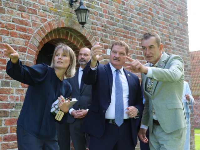 Van links naar rechts van ditmars, eman en van marum op de wierde van ezinge-1