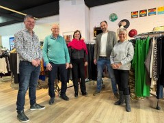 Werkbezoek aan kledingbank maxima cu