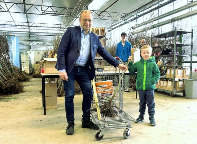 Eerste fruitboom uitgereikt voor project ‘Ieder kind een boom’