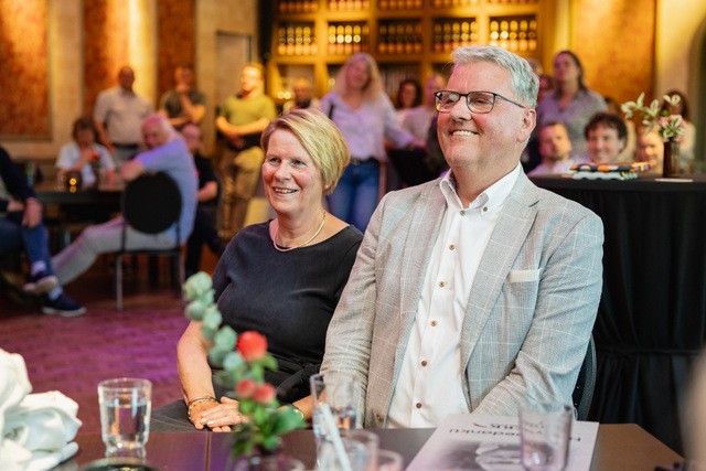 Wethouder harry stomphorst op zijn afscheidsreceptie met naast hem zijn vrouw ria