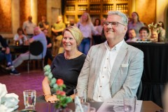 Wethouder harry stomphorst op zijn afscheidsreceptie met naast hem zijn vrouw ria