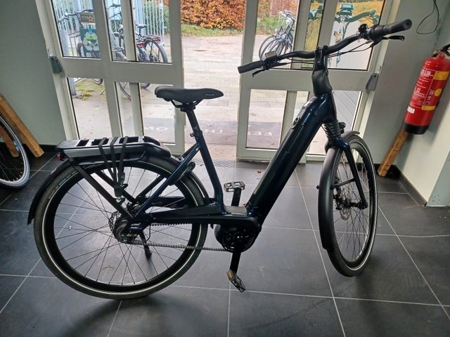 Elektrische blauwe damesfiets uit de rekken van Station Zuidhorn gestolen