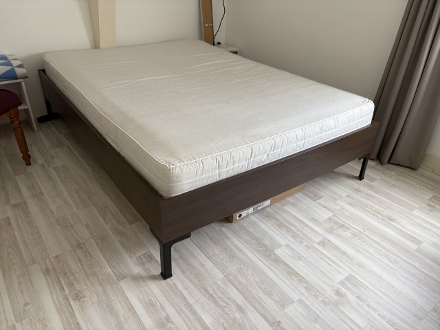 Bed 140x200 met nette matras