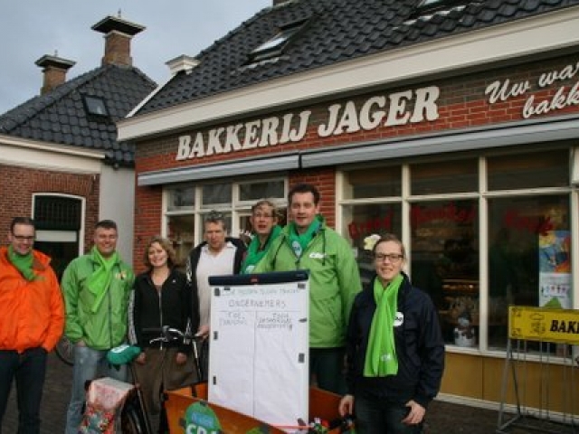 Cda campagneteam in overleg met ondernemers