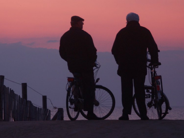 P1010029-2 - 2 silhouetten in gesprek